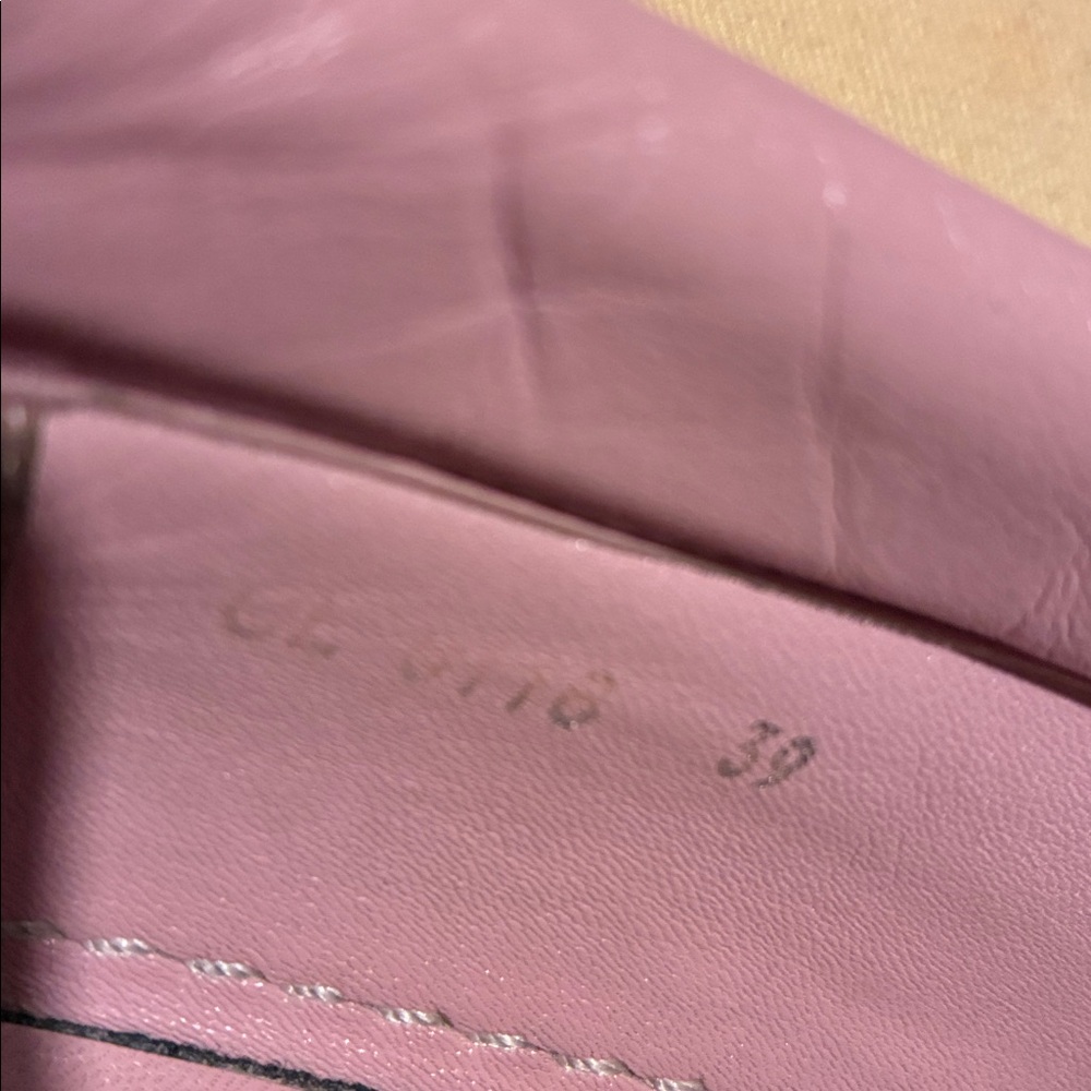 Louis Vuitton logo sneakers. - Picture 10 of 10